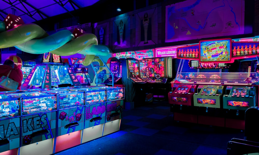 德州扑克牌桌位置示意图：标注按钮位、盲注位等不同位置的优势