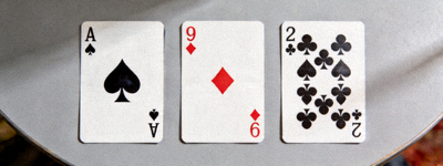 翻牌圈三张公共牌：黑桃A、方块9、梅花2