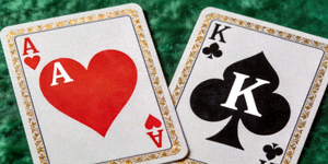 玩家底牌为红心A和梅花K的牌面展示