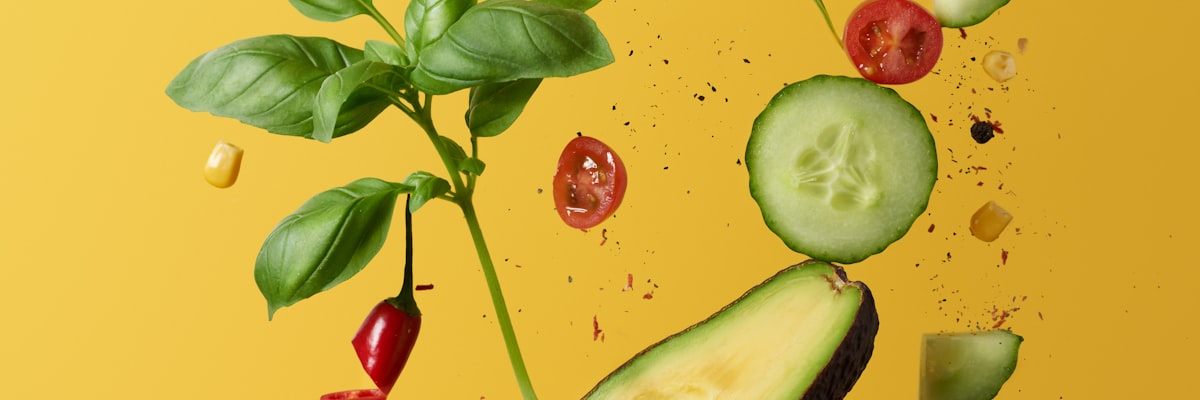 德州扑克牌桌策略思考示意图：玩家正在分析公共牌与对手